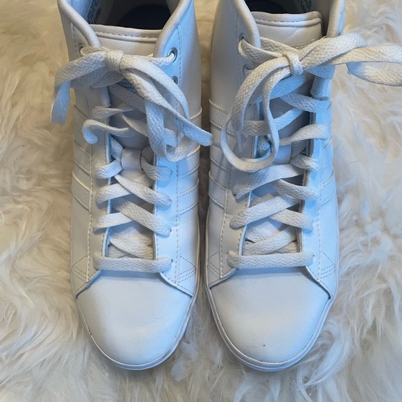 Minor wear. High top Adidas SZ 9. A wardrobe staple! - Picture 4 of 8